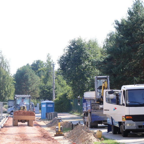 Obraz Aktualności o tytule Trwa budowa bieżni lekkoatletycznej w Chotomowie