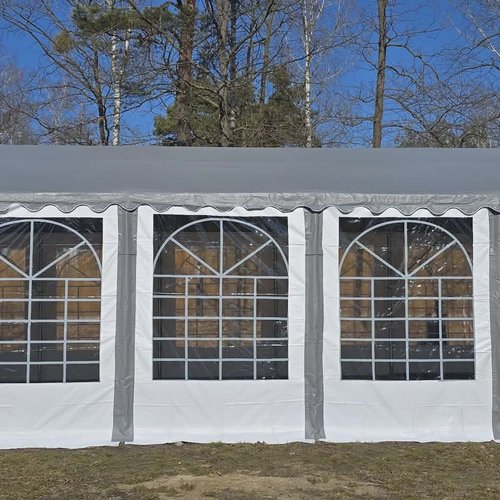 Obraz główny aktualności o tytule Nowy namiot na terenie rekreacyjnym w Dąbrowie Chotomowskiej 